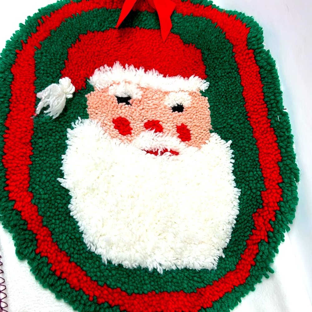 Vintage  oval Santa Face  hand crafted latch hooked  wall hanging/rug